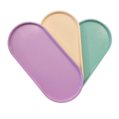 Conjunto de três tabuleiros ovais coloridos em plástico.