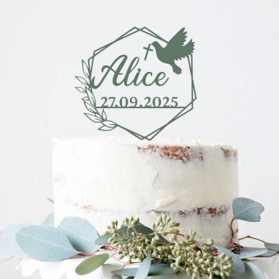 Bolo branco decorado com folhas verdes e topo de bolo de vidro com texto Alice 27.09.2025