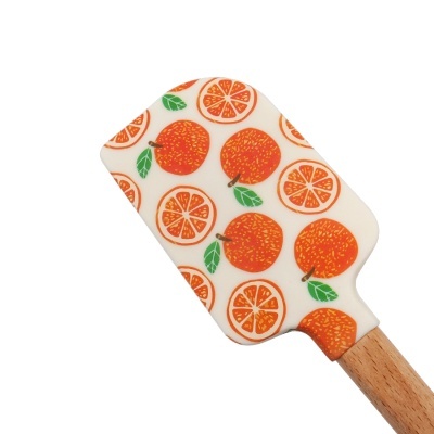 Espátula de cozinha com padrão de laranjas e cabo de madeira