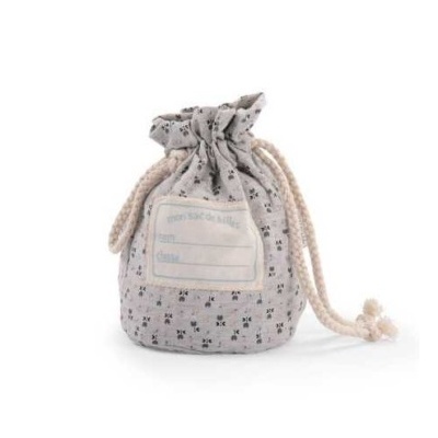 Saco de tecido cinzento com padrão de flores pequenas e cordões brancos