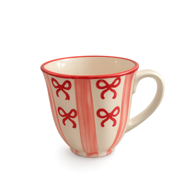 Caneca branca com padrões vermelhos e bordo vermelho