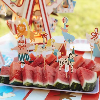 Fatias de melancia decoradas com figuras de animais em palitos de festa