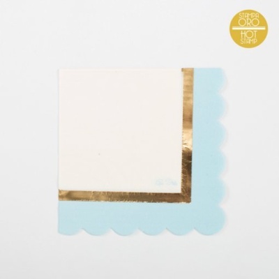 Guardanapos quadrados com borda azul clara e detalhe dourado em papel