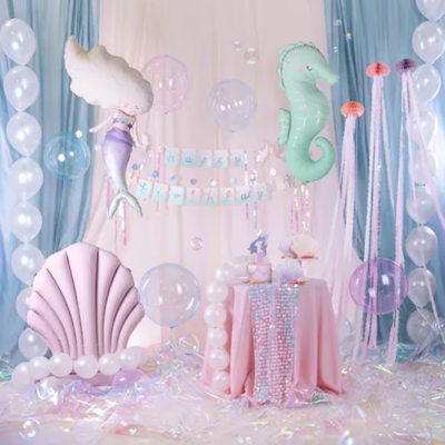 Decoração para festa infantil com balões temáticos de sereia, cavalo-marinho e bolhas