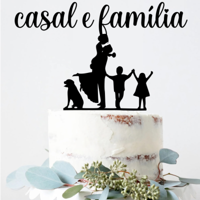 Topo de bolo decorativo com figuras de família e texto 'casal e família'