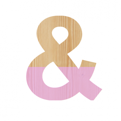 Símbolo '&' em madeira e rosa com fundo branco