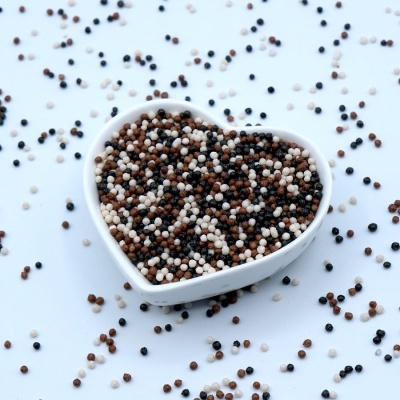 Vaso branco em forma de coração com pérolas coloridas pretas, brancas e castanhas