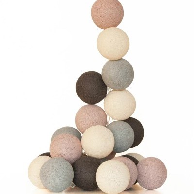 Bolas decorativas de algodão em tons pastéis empilhadas.