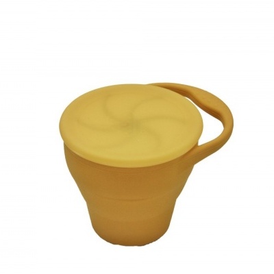 Copo retrátil amarelo com tampa e pega em fundo branco