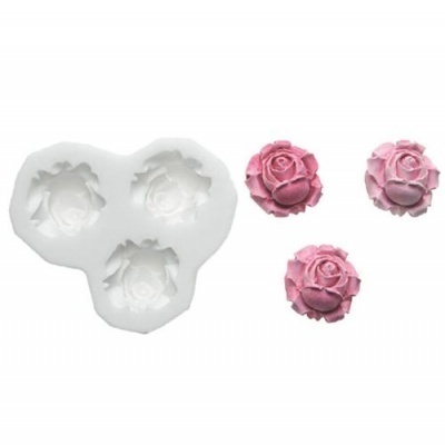 Forma de silicone branca com rosas e flores cor-de-rosa feitas