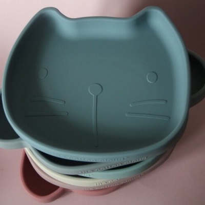 Pratos de plástico em forma de cabeça de gato na cor azul-esverdeado