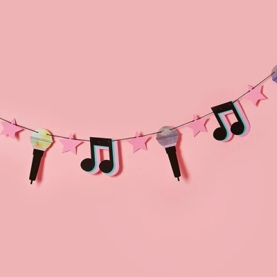 Guirlanda decorativa com microfones, notas musicais e estrelas cor-de-rosa