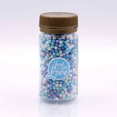 Frasco de esferas coloridas com etiqueta Just add love