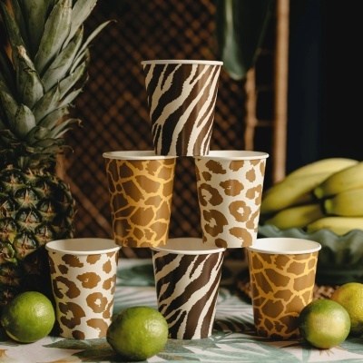 Copos de papel com padrões animais e frutas ao redor