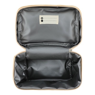 Estojo ou bolsa preto e creme aberto mostrando o interior acolchoado e etiqueta interna