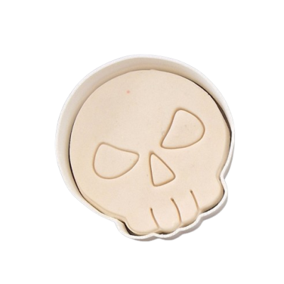 Molde para bolachas em forma de caveira branco num fundo preto