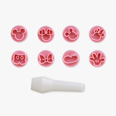 Carimbos em silicone cor-de-rosa com formas de personagens animados e suporte branco