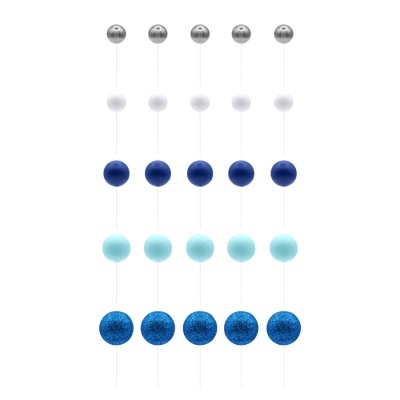 Fios decorativos com bolas azuis, brancas e prateadas alinhadas verticalmente
