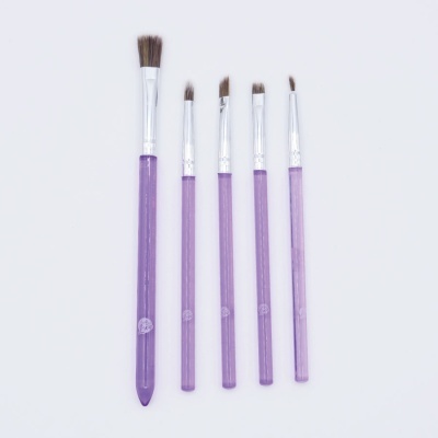 Conjunto de cinco pincéis roxos sobre fundo branco