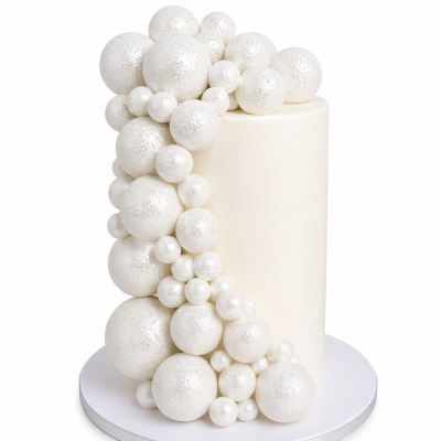 Bolo branco cilíndrico decorado com bolas brancas brilhantes