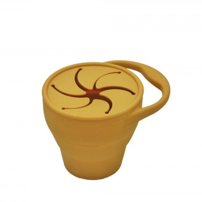 Copo de silicone dobrável amarelo com tampa e pega.