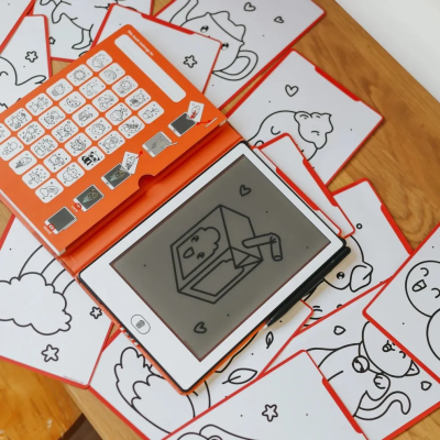 Tablet digital com desenhos para colorir em cartão em volta