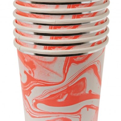 Copos de papel descartáveis com padrão marmorizado vermelho e branco empilhados