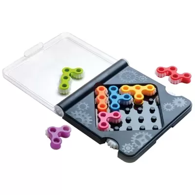 Jogo de tabuleiro com peças coloridas em plástico e tabuleiro preto com padrões de engrenagens