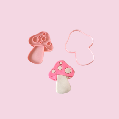 Cortadores de massa em forma de cogumelo em plástico rosa e massa rosa e branca