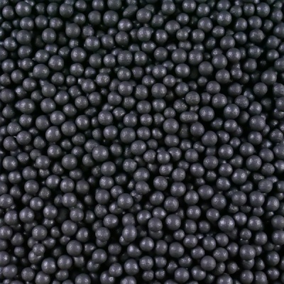 Pequenas esferas pretas com textura irregular cobrindo toda a imagem