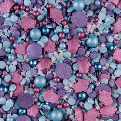 Confeitos coloridos em rosa, azul e roxo para decoração de bolos