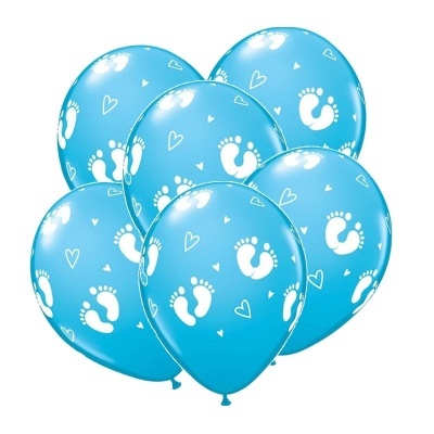 Balões azuis com pegadas e corações brancos