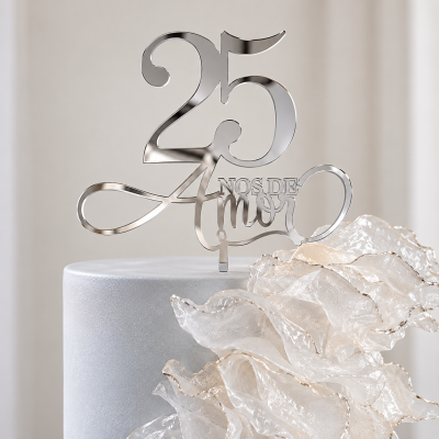 Topo de bolo prateado com texto 25 Anos de Amor sobre bolo cinzento com decoração translúcida