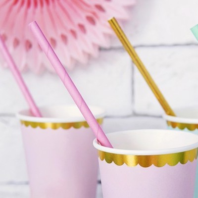 Copos de papel rosa e azul com acabamento dourado e canudos coloridos