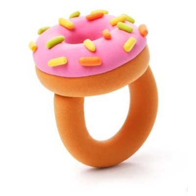Anel em forma de donut rosa com granulados coloridos