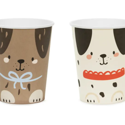 Dois copos de papel decorativos com estampas de cães em fundo branco e castanho.