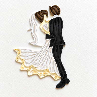 Casal de noivos em quilling, com vestido branco e fato preto sobre fundo branco