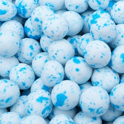 Bolas redondas brancas com manchas azuis agrupadas