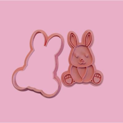 Dois moldes de silicone em forma de coelho cor-de-rosa em fundo rosa