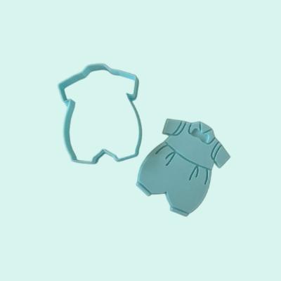 Cortador e biscoito em forma de macacão de bebé azuis