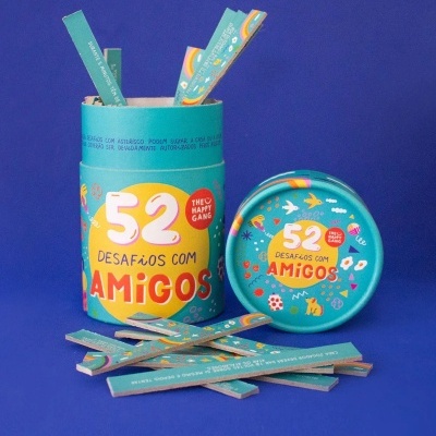 Embalagem azul com 52 desafios com amigos e tiras de papel.