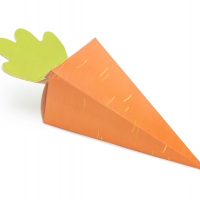 Caixa de presente em forma de cenoura em papel laranja com folha verde