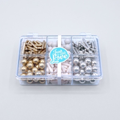 Caixa transparente com contas metálicas douradas e prateadas e espaçadores, etiqueta 'Just add Love'