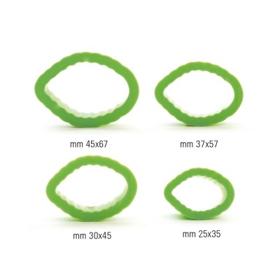 Conjunto de quatro moldes cortantes verdes em forma oval com bordas onduladas e tamanhos variados