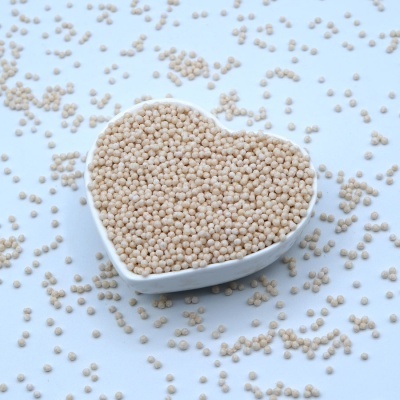 Recipiente em forma de coração cheio de pérolas brancas com grânulos espalhados