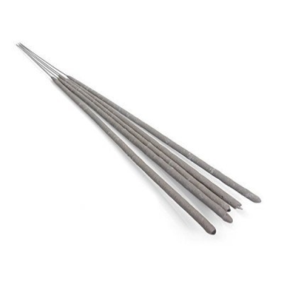 Cinco varetas de incenso cinzentas com ponta fina sobre fundo branco