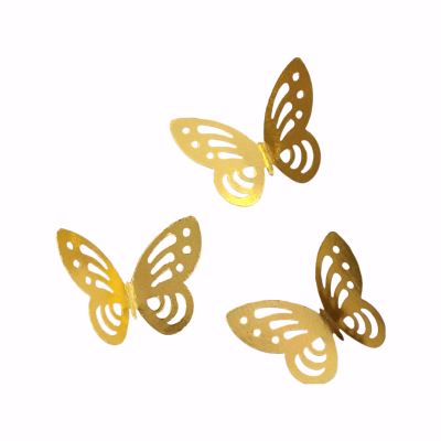 Três borboletas decorativas douradas recortadas em papel em fundo branco