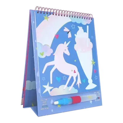 Calendário de mesa com desenhos de unicórnio, arco-íris e estrelas, caneta azul e vermelha na base