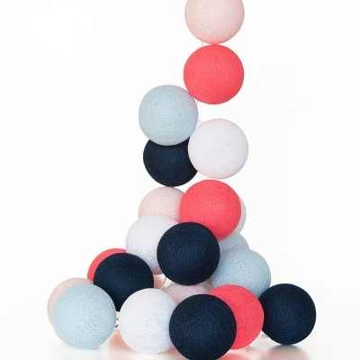 Bolas decorativas coloridas empilhadas em pirâmide