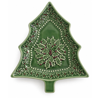 Prato decorativo em forma de árvore de Natal verde com folhas de azevinho e bagas vermelhas
